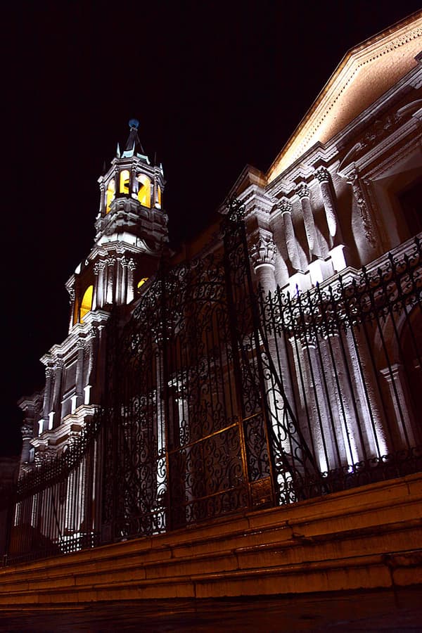 Cathédrale d'Arequipa la nuit, angle dramatique avec éclairage