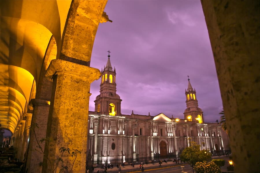 Cathédrale d'Arequipa illuminée la nuit sous un ciel violet