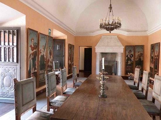 アレキパのカサ・デル・モラルの植民地時代の食堂、長テーブルと副王時代のクスコ派絵画