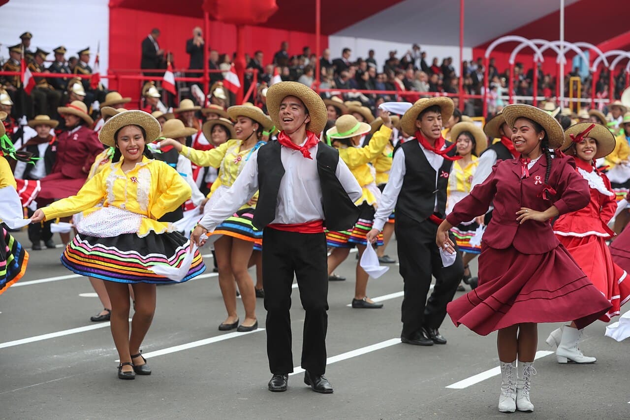Danseurs folkloriques traditionnels en défilé, Arequipa