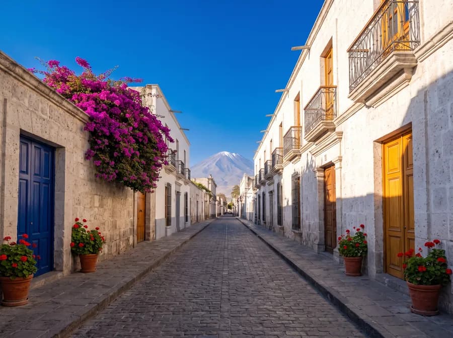 Calle residencial de sillar con buganvillas y el Misti