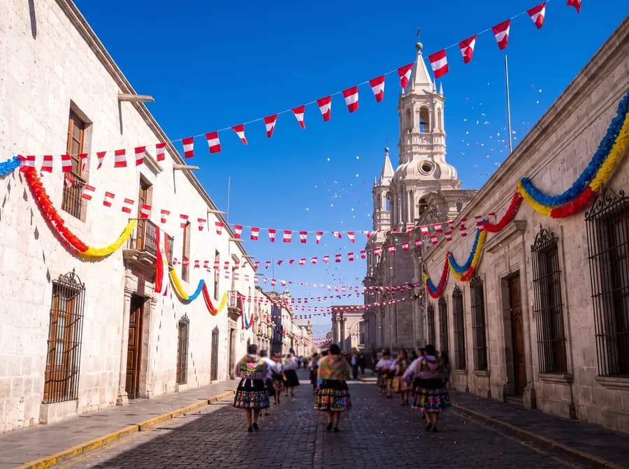 Calle del centro histórico adornada para las fiestas de agosto