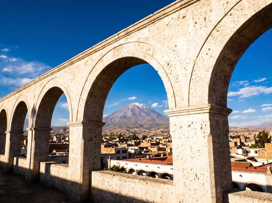 Arcos de sillar con el volcán Misti al fondo