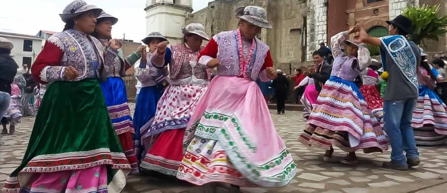 Bailarines del Wititi en trajes tradicionales coloridos en el Valle del Colca