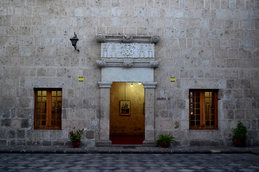 Blue and white colonial pillars in a corridor in Arequipa, Peru — a workspace atmosphere