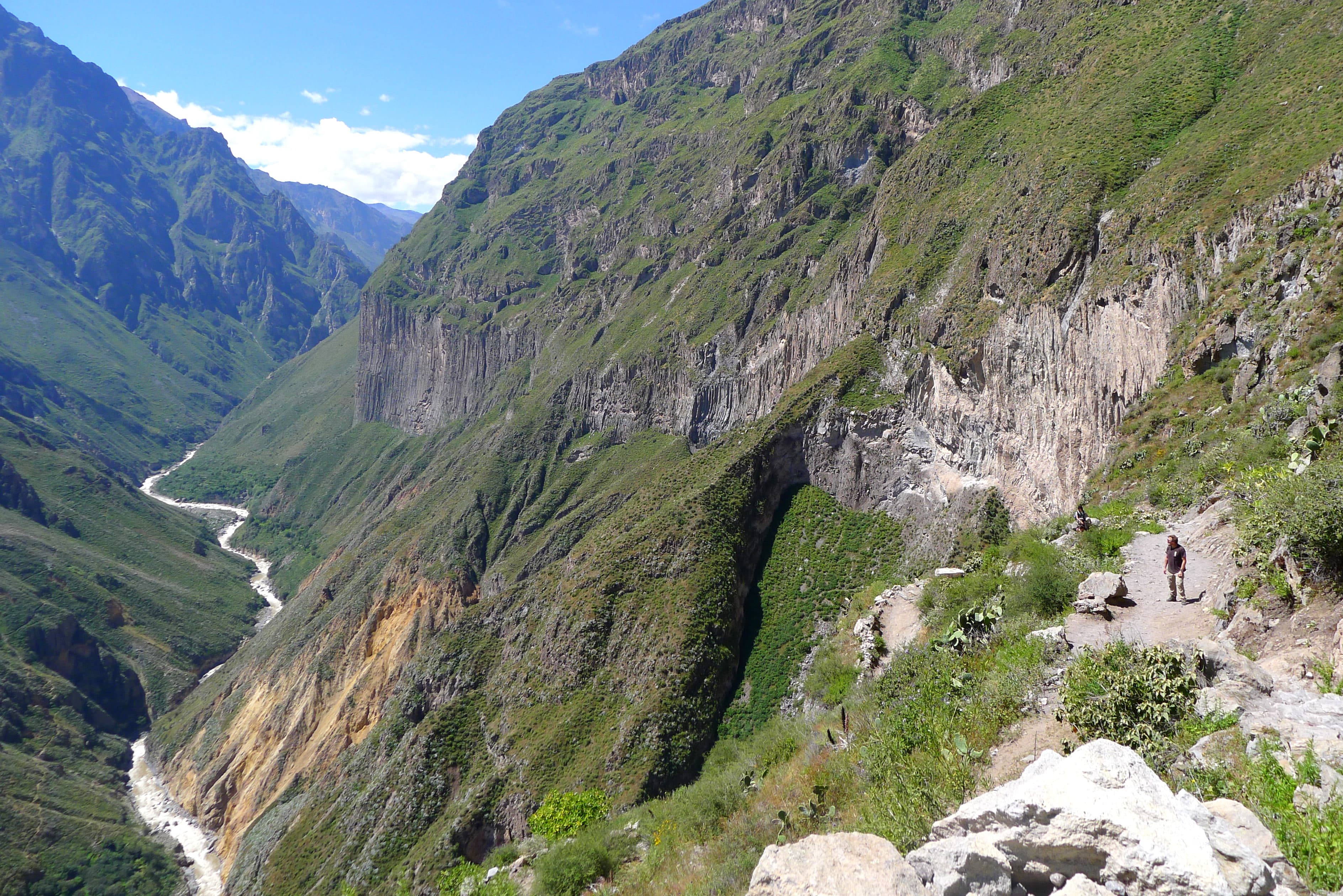 Route de montagne serpentant à travers le canyon Colca, Pérou