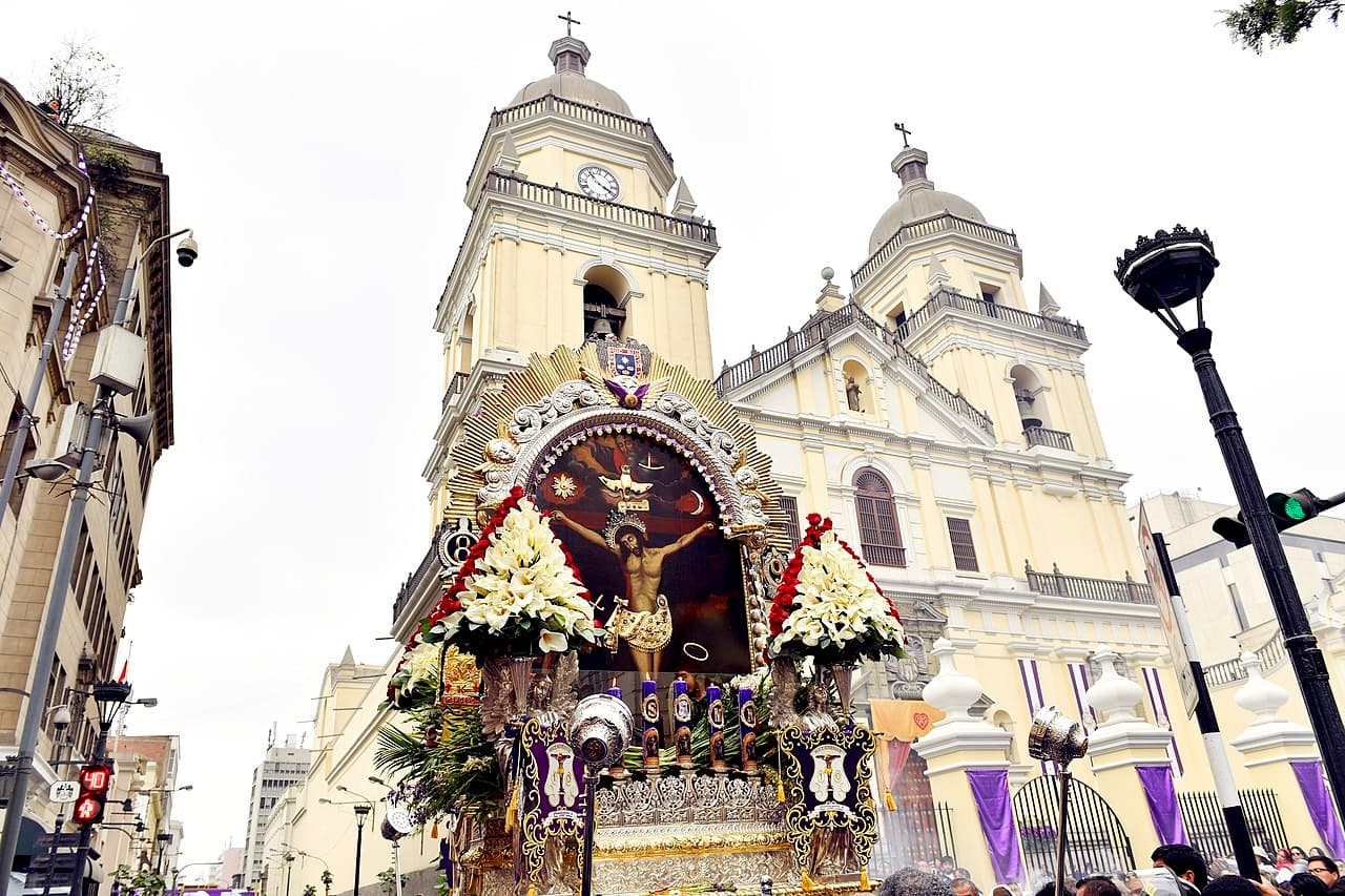 El Mes Morado en Arequipa: el Señor de los Milagros bajo el Misti